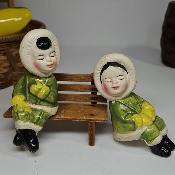 Vtg Salt Pepper Shakers Set Kissing Eskimo Couple Bench Sitters Asian 70s Green - Picture 8 of 11
